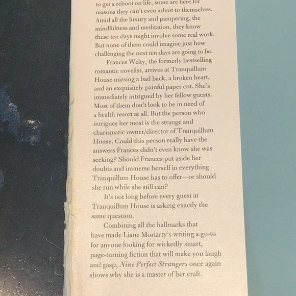 Hard cover book Nine perfect Strangers - Picture 4 of 7